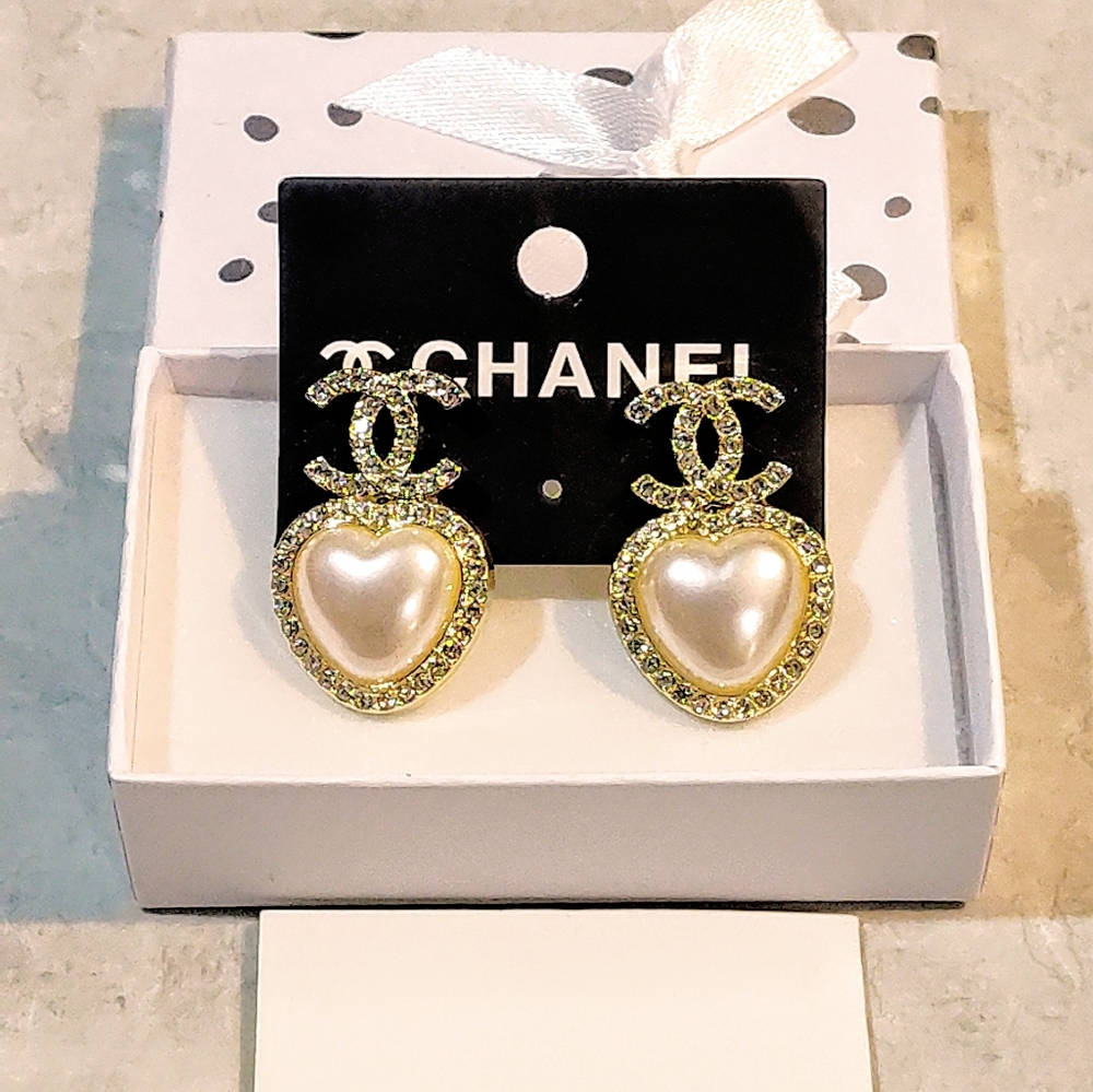 CHANEL CC GOLD-PLATED PENDANT ON NECKLACE & CHANEL CC HEART EARRINGS FAUX PEARLS - Picture 5 of 16